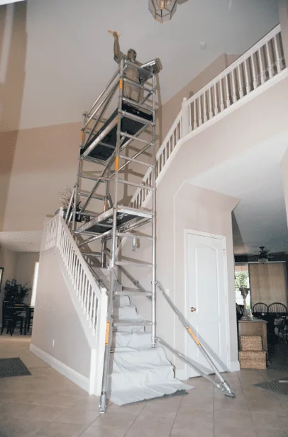 Upright stairwell scaffold installed inside a stairwell